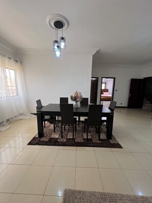 Dining - 3 chambre salon au mamelle near the rennaissance monument (Dakar)