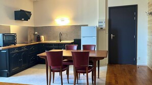 Kaffetrakter/tekoker, kjøleskap, ovn og kokeplater