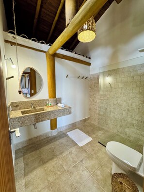 Een douche, een haardroger, handdoeken, zeep