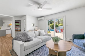 Smart TV, fireplace, video games, ping pong - Timber & Tides : St Joseph : Beautiful Home : Pool & Game Room : Family Friendly (St. Joseph)