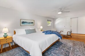 4 habitaciones, escritorio y tabla de planchar con plancha 