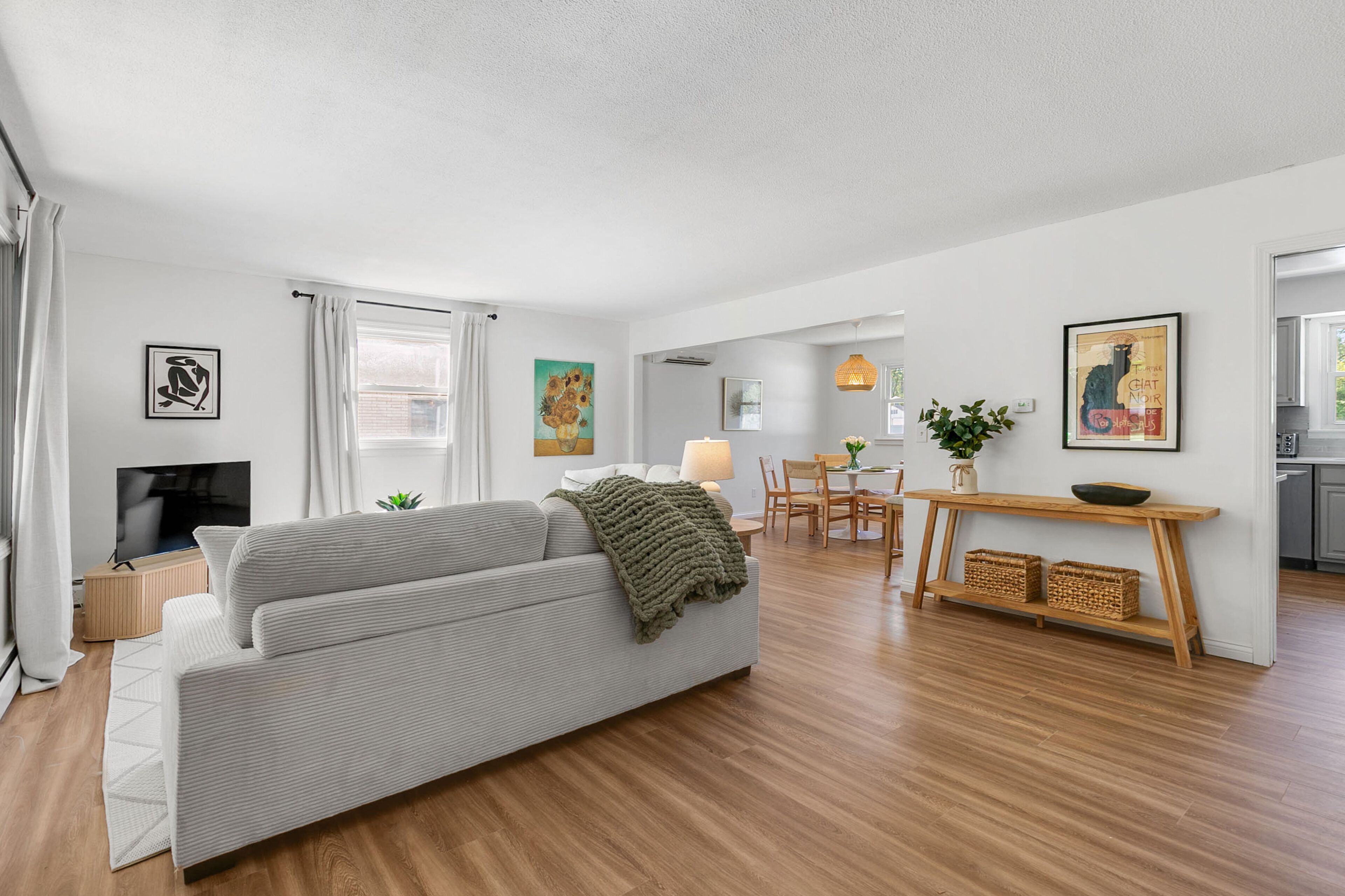 Smart TV, fireplace, video games, table tennis
