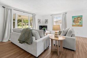 Smart TV, fireplace, video games, ping pong - Timber & Tides : St Joseph : Beautiful Home : Pool & Game Room : Family Friendly (St. Joseph)