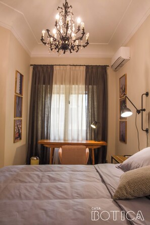 Tabla de planchar con plancha, cuna de viaje, wifi y ropa de cama