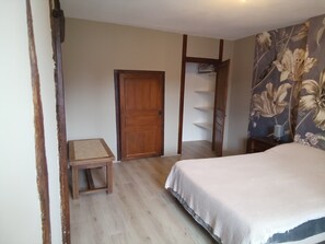 2 bedrooms, WiFi, bed sheets