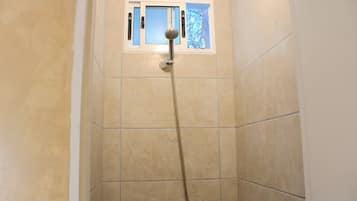 Regadera, toallas, jabón, papel de baño