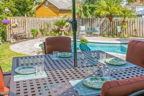 Outdoor dining - Spacious 4-bedroom house with pool steps to Downtown (St. Augustine)