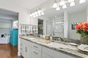 Bathroom - Spacious 4-bedroom house with pool steps to Downtown (St. Augustine)