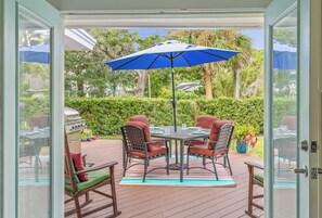 Outdoor dining - Spacious 4-bedroom house with pool steps to Downtown (St. Augustine)