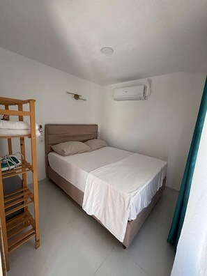 Tabla de planchar con plancha, internet y ropa de cama 