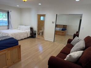 Tabla de planchar con plancha, acceso a internet y ropa de cama 