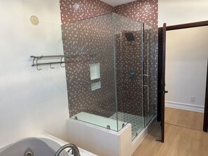 Vasca idromassaggio, asciugacapelli, bidet, asciugamani