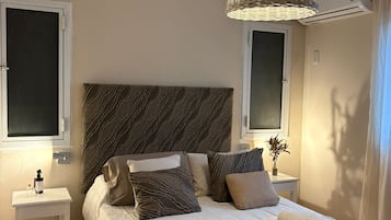 Tabla de planchar con plancha, acceso a internet y ropa de cama