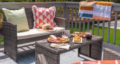 Wells Retreat: 3BR, Firepit, Pickleball, Sleeps 9