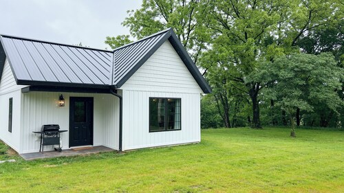 Glendale White Cottage - Countryside Escape