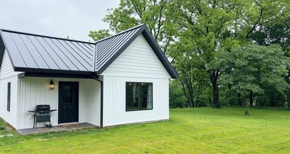 Glendale White Cottage - Countryside Escape