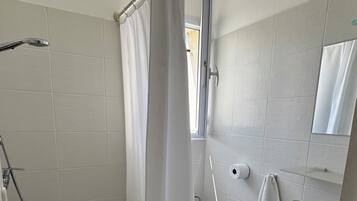 Asciugacapelli, bidet, asciugamani, carta igienica