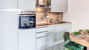 Frigorifero, microonde, forno, pentole/stoviglie/utensili