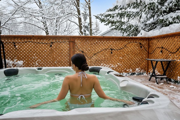 Outdoor spa tub