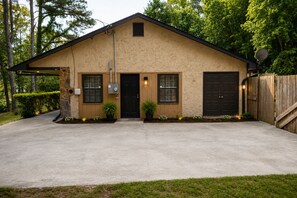 Exterior - 3-bedroom Douglasville Oasis (Douglasville)