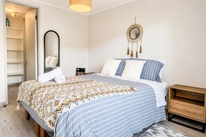 Apartamento | Cortinas blackout, ferros/tábuas de passar roupa, Wi-Fi de cortesia