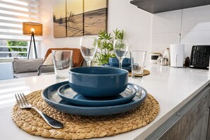 Apartamento | Cocina privada | Frigorífico pequeño, microondas, horno y utensilios de cocina