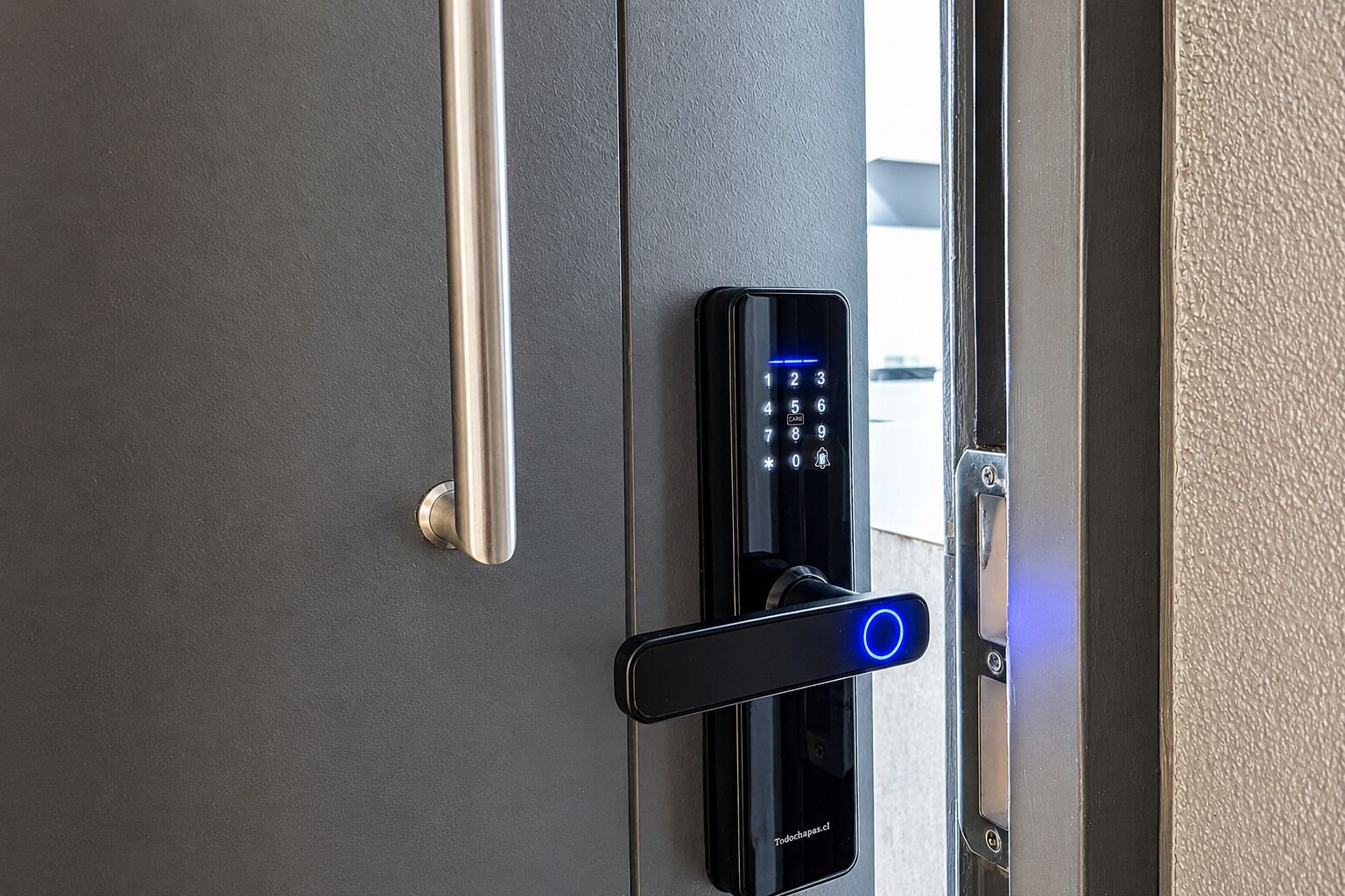 Una porta moderna con serratura a combinazione digitale e maniglia metallica.