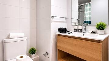 Standard Apartment | Bathroom | Shower, hair dryer, towels, soap