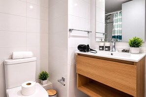 Apartemen Standar | Kamar mandi | Shower, pengering rambut, handuk, dan sabun