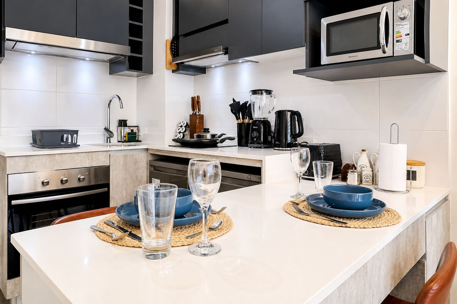 Apartamento estándar | Cocina privada | Frigorífico pequeño, microondas, horno y utensilios de cocina