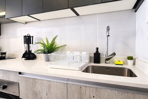 Apartamento standard | Cozinha privada | Frigobar, micro-ondas, fogão, talheres/pratos/utensílios de cozinha