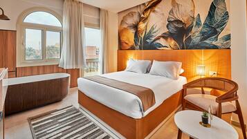 Artículos del minibar gratis, wifi gratis y ropa de cama