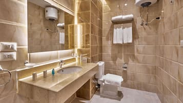 Habitación Deluxe doble | Baño | Ducha y bañera combinadas y artículos de higiene personal gratuitos