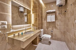 Kamar Double Deluks | Kamar mandi | Kombinasi shower/bathtub dan perlengkapan mandi gratis