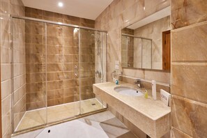 Deluxe Double Room | Bathroom | Combined shower/tub, free toiletries, hair dryer, towels - PALMERAS PYRAMIDS HOTEL (Giza)