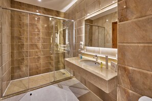 Kamar Double Deluks | Kamar mandi | Kombinasi shower/bathtub dan perlengkapan mandi gratis