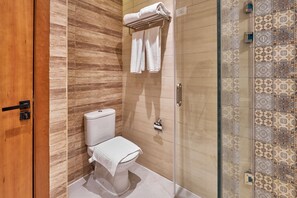 Kamar Double Deluks | Kamar mandi | Kombinasi shower/bathtub dan perlengkapan mandi gratis