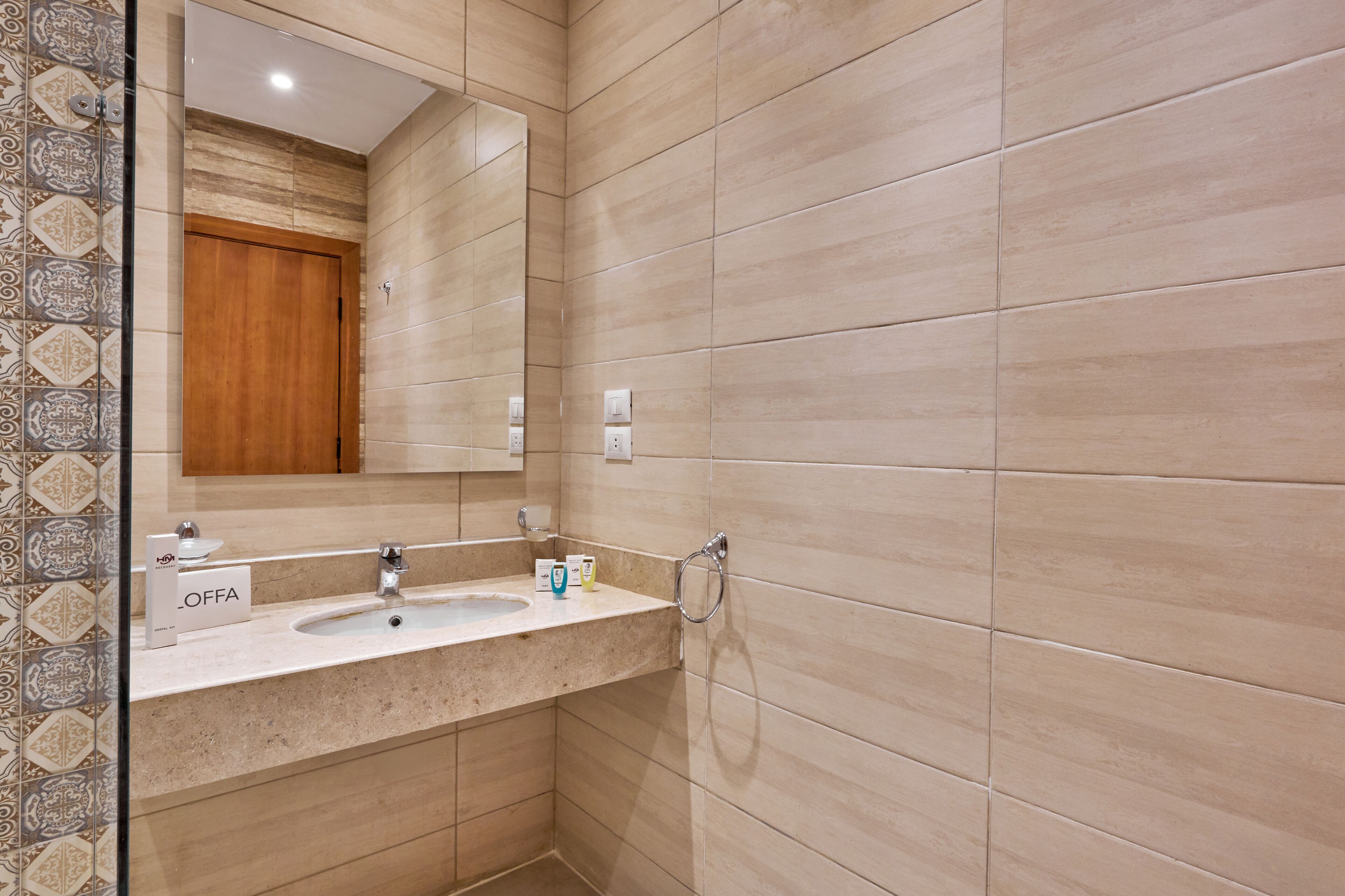 Deluxe-Doppelzimmer | Badezimmer | Duschwanne, kostenlose Toilettenartikel, Haartrockner, Handtücher