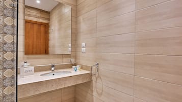 Quarto casal luxo | Banheiro | Chuveiro/banheira combinados, produtos de toalete grátis