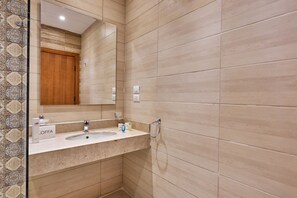 Quarto casal luxo | Banheiro | Chuveiro/banheira combinados, produtos de toalete grátis