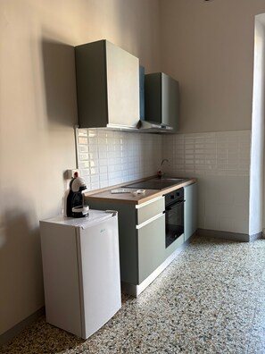 Fridge, oven, stovetop, coffee/tea maker - Residence Corso Roma in the heart of Montecatini Terme (Montecatini Terme)