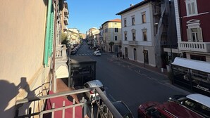 A street view with buildings, a clear sky, and parked cars. - Residence Corso Roma in the heart of Montecatini Terme (Montecatini Terme)