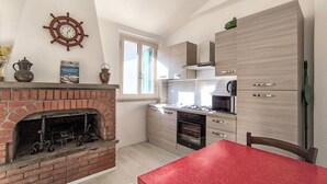 Frigorifero, microonde, forno, pentole/stoviglie/utensili