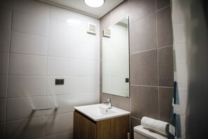 Apartment | Bathroom | Combined shower/tub, hair dryer, towels, soap - Bellavista 7150 (La Florida)