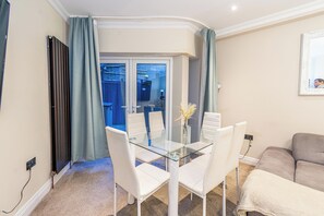 Living area - 2 Bedroom House with PRIVATE ROOF TERRACE (London)