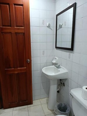 Shower, free toiletries, hair dryer, towels - Hostal Cigarra (Panamá)