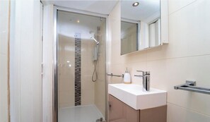 Shower, bidet, towels, toilet paper - Rare find in Historical Lancaster - 5 mins walk from city centre (Lancaster)