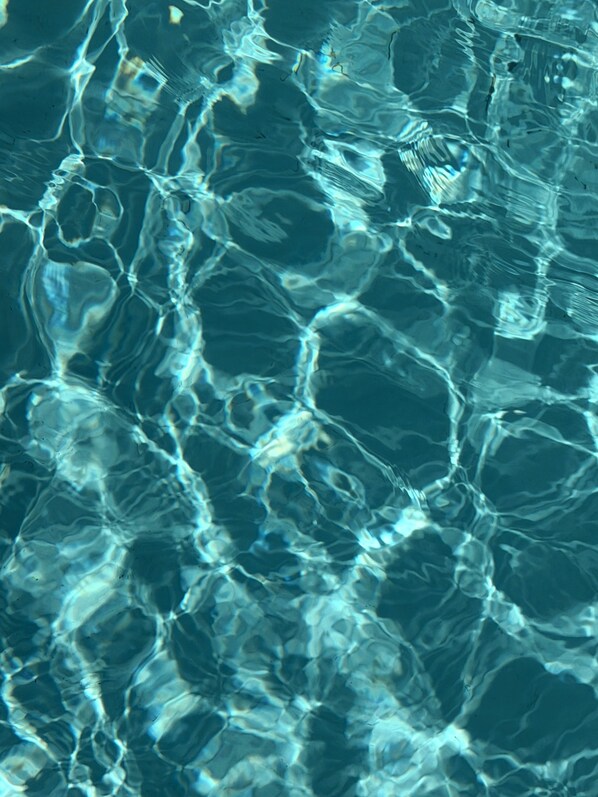 Ein Nahblick auf klares, welliges Wasser.