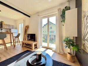 Living area - T2 rénové village de charme Bourdeau climatisation (Bourdeau)