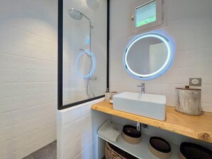 Bathroom - T2 rénové village de charme Bourdeau climatisation (Bourdeau)